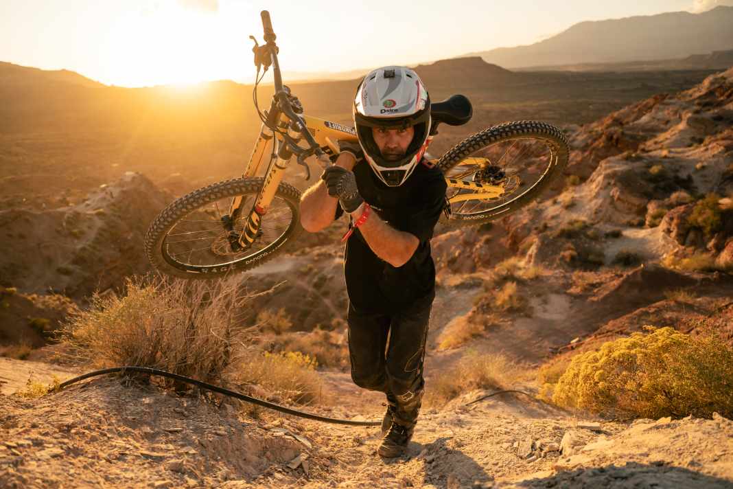 Es lebe Österreich! 2023 war Clemens Kaudela der erste Österreicher bei der Rampage. Leider blieb es ihm versagt, seinen Lauf bis nach unten zu bringen. Dieses Mal wurde er wieder eingeladen und erzählt uns die Hintergründe des wichtigsten Wettkampf im Freeriding.