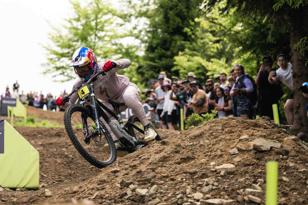Bald geht sie wieder los: die Formel 1 des Bikesports. Erster Downhill-Worldcup: Bielsko-Biala, Polen. Hier duckt sich Finn Illes hinter den Lenker.