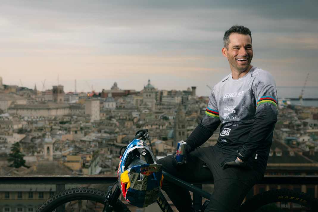 Ist das der künftige König von Genua? Tomas Slavik zählt zu den besten Urban-Downhillern der Welt und damit zu den großen Favoriten in Genua. Gerade ist Slavik auf Scouting Tour rund um den Erdball unterwegs auf der Suche nach weiteren Austragungsorten für die Red Bull  Cerro Abajo-Serie.