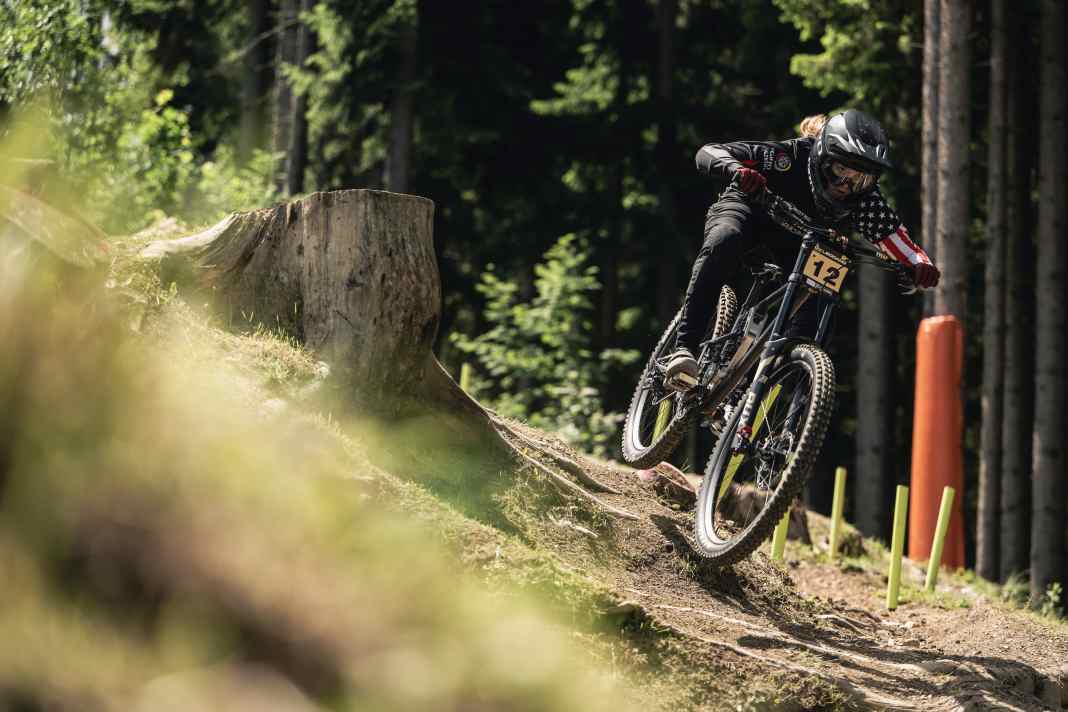 Im Bild ist die US-Downhillerin auf dem Weg zu ihrem Karriere-Highlight: Silbermedaille beim Weltcup in Leogang 2024.