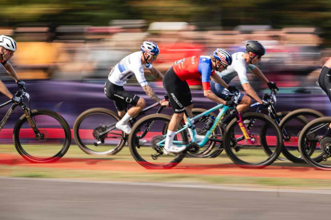 Three of the fastest race fullys in one picture: the Cannondale Scalpel (left), the Specialized Epic (centre) and the Rockrider Race 940 S (right).