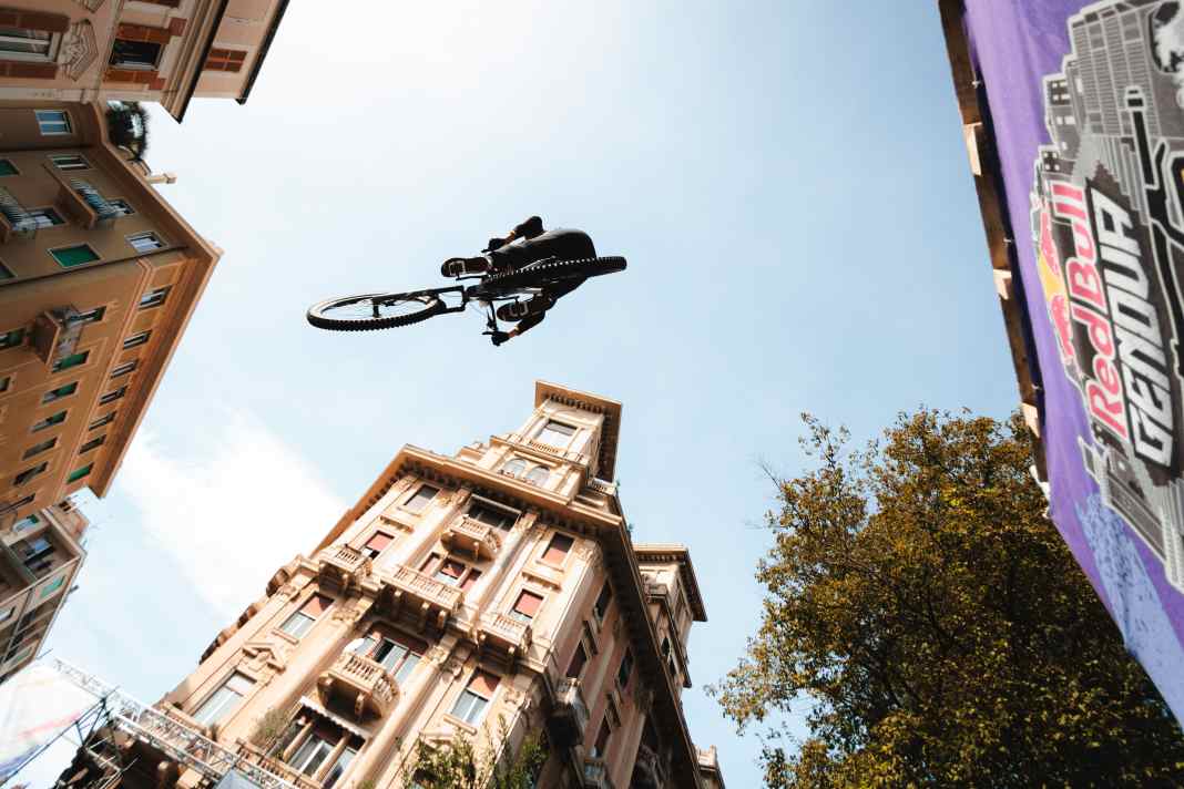 Action, wo die Leute leben – das war der Ursprungsgedanke des  City-Downhilling. Hier fliegt ein Rider durch den italienischen Luftraum. Die Jumps werden zunehmend größer. Enduro-Weltmeister Alex Rudeau sagte: „Ich wusste nicht einmal, ob ich es da drüber schaffe!“