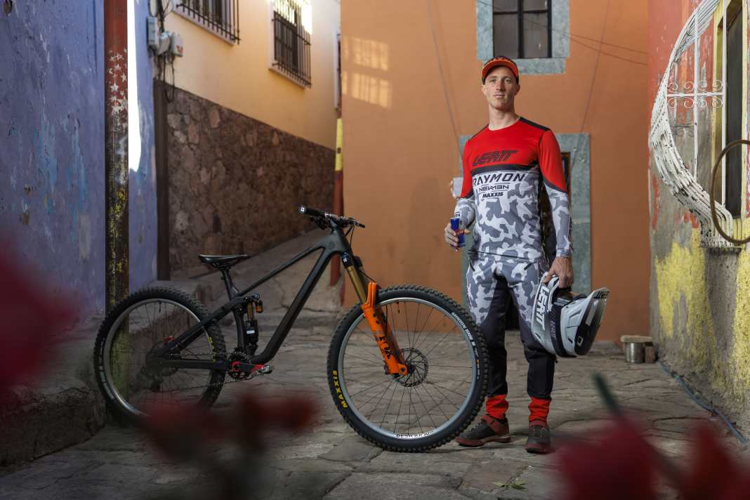 Man & machine: Johannes Fischbach and his Cerro Abajo Enduro from Raymon.