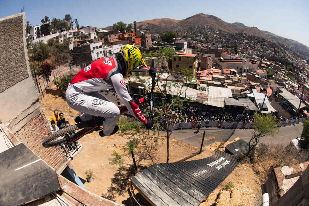 Überraschung: Juanfer Velez gewinnt in Folge die Urban-DH-Serie Red Bull Cerro Abajo, weil Sieg-Favorit Tomas Slavic stürzte.
