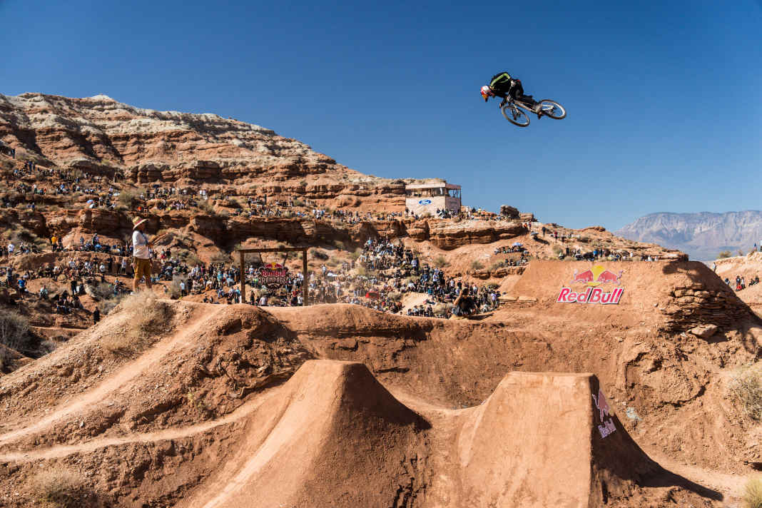 Right away: one more big spin over the final jump and Thomas Genon rolls into the finish unharmed. Not all riders managed that this year. Unfortunately.