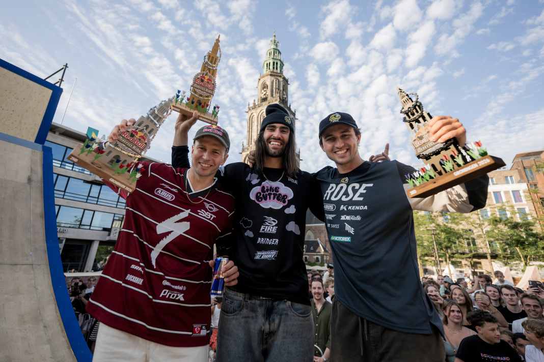 Dawid Godziek (2), Tim Bringer (1), Lucas Huppert (3). The men’s podium at the Red Bull District Ride 2026.