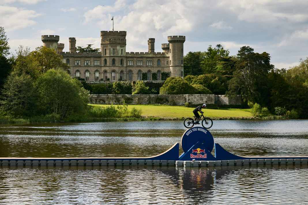 Was für ein witziges Format, was für eine Location: Eastnor Castle in England. Hier balanciert Kriss Kyle über den schmalen Schwimmsteg.