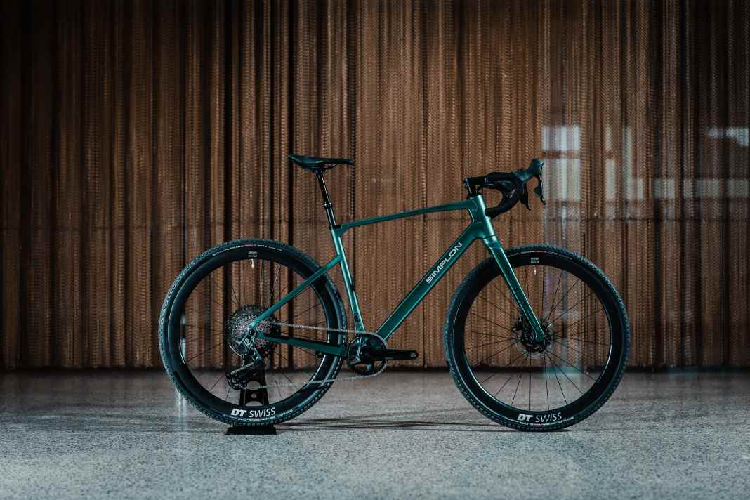 Das Simplon Grid Gravelbike basiert auf einem Carbon-Rahmen und soll laut Hersteller auf Asphalt, Schotterpisten, Waldwegen und Trails zu Hause sein.