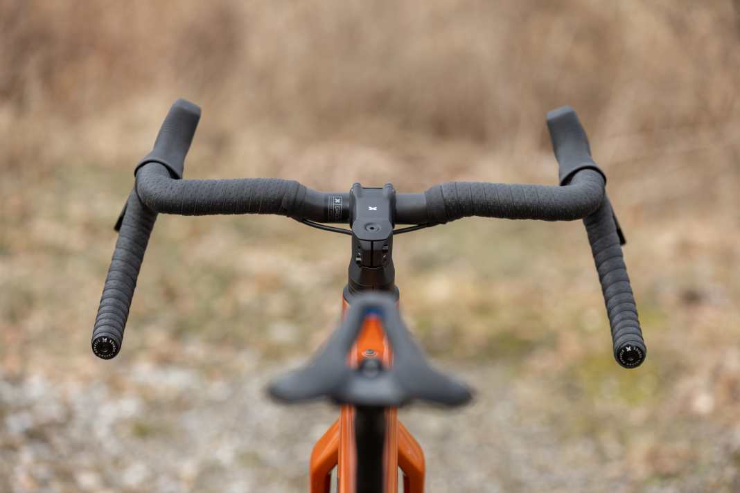 Alles praktisch in einem Bild: Lenker, Vorbau, Lenkerband und Sattelstütze von Sixpack.