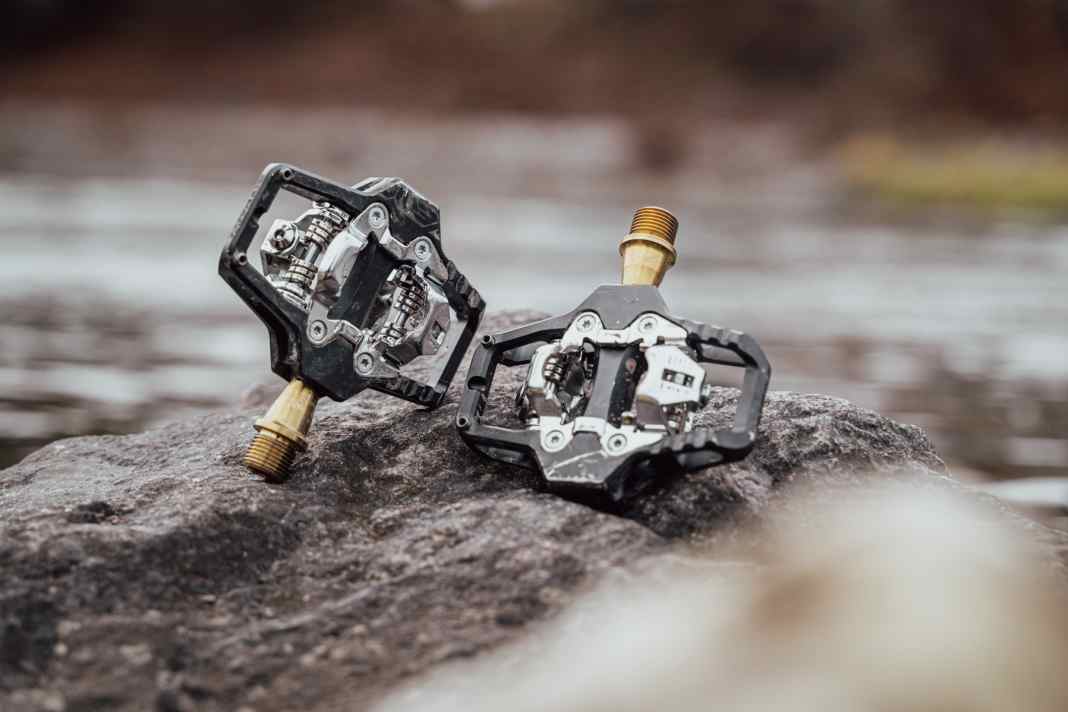 Leicht, kompakt und ziemlich schick - Sixpack hat sein Trail-Pedal Vertic überarbeitet und mit einer Titanachse ausgestattet.