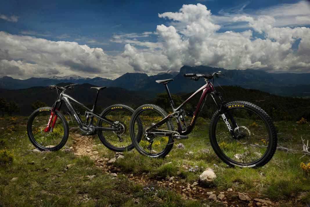 Mit TQ-Motor (links), oder als klassisches Mountainbike: Die zwei Trek-Modelle Fuel+ und Fuel laufen parallel.