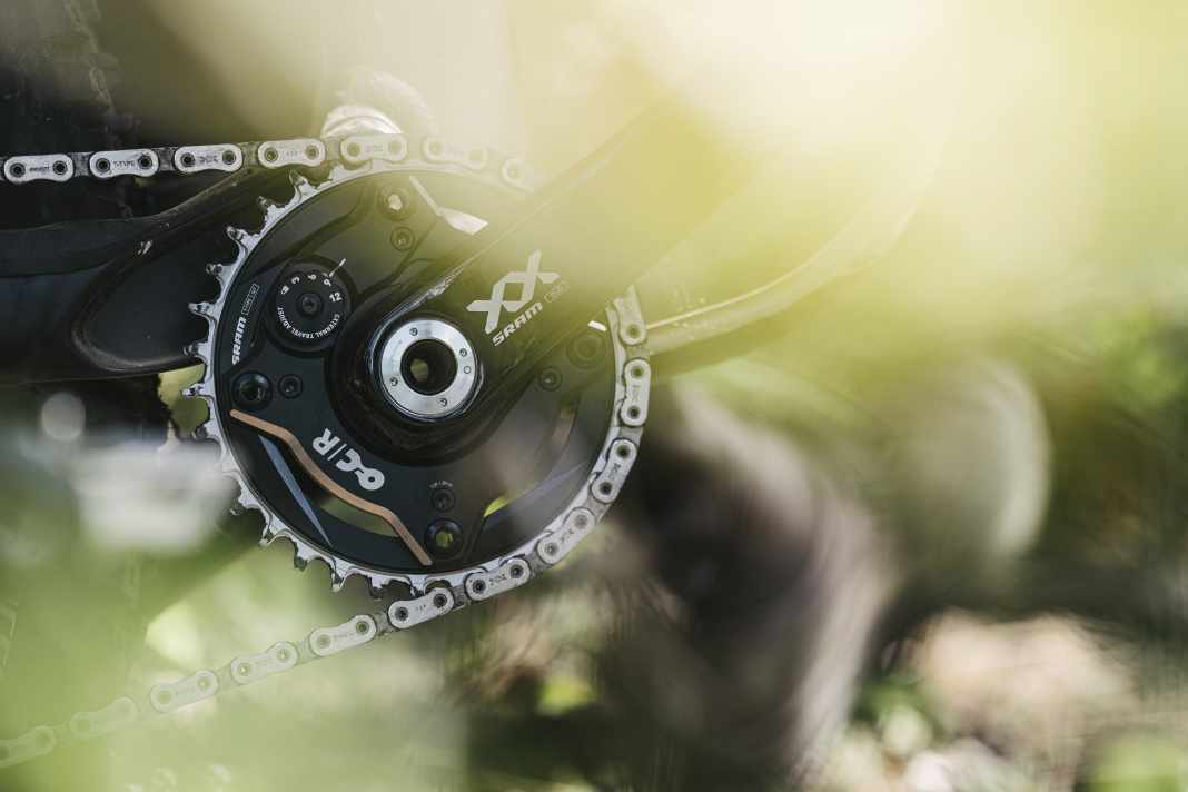 Ochain R is the flagship version. There is a rotary wheel on the outside - five positions, five degrees of freedom: Lock, 3°, 6°, 9°, 12° Travel. Simply turn, done. On the trail, without tools. The Ochain-S-Spider works according to the same principle, but is especially compatible with e-bikes with the Bosch Performance CX motor.