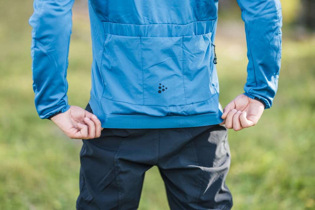 Der Stretchbund sitzt gut am Rücken