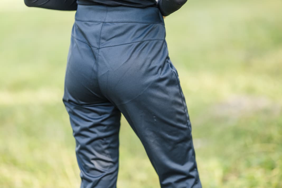Die Hose ist angenehm hoch geschnitten, bietet aber wenig Schutz am Gesäß