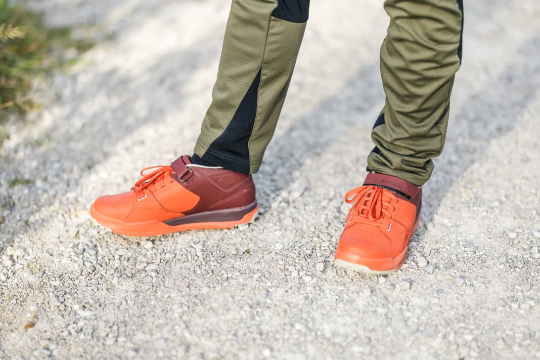 Statt eines Zippers nutzt Gonso Stretch-Material für leichteres An- und Ausziehen. Nicht kanz optimal, weil hier die Kurbel streifen kann.