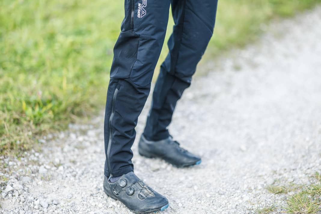 Top Sitz an den Knöcheln und bis über die Knie isoliert