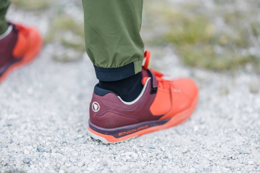 Dank Stretch-Einsätze kommt die Hose auch ohne RV am Bein aus