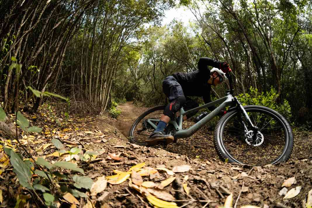 Die Leichtigkeit des Seins: Das Scott Spark DC 2027 will ein Down-Country-Bike mit leichtfüßigem handling und effizientem Fahrverhalten sein.