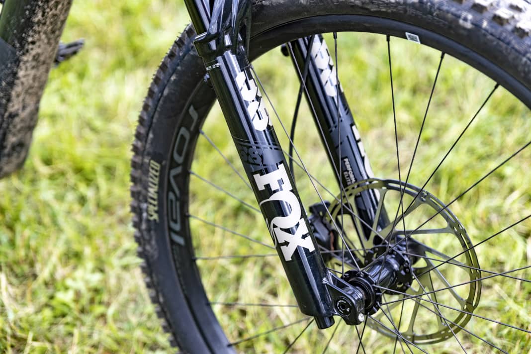 Die dicke Fox 38 Performance Elite Federgabel stellt die Zeichen auf Abfahrt.