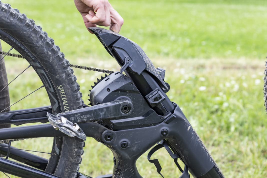 The battery is pulled downwards out of the closed down tube.