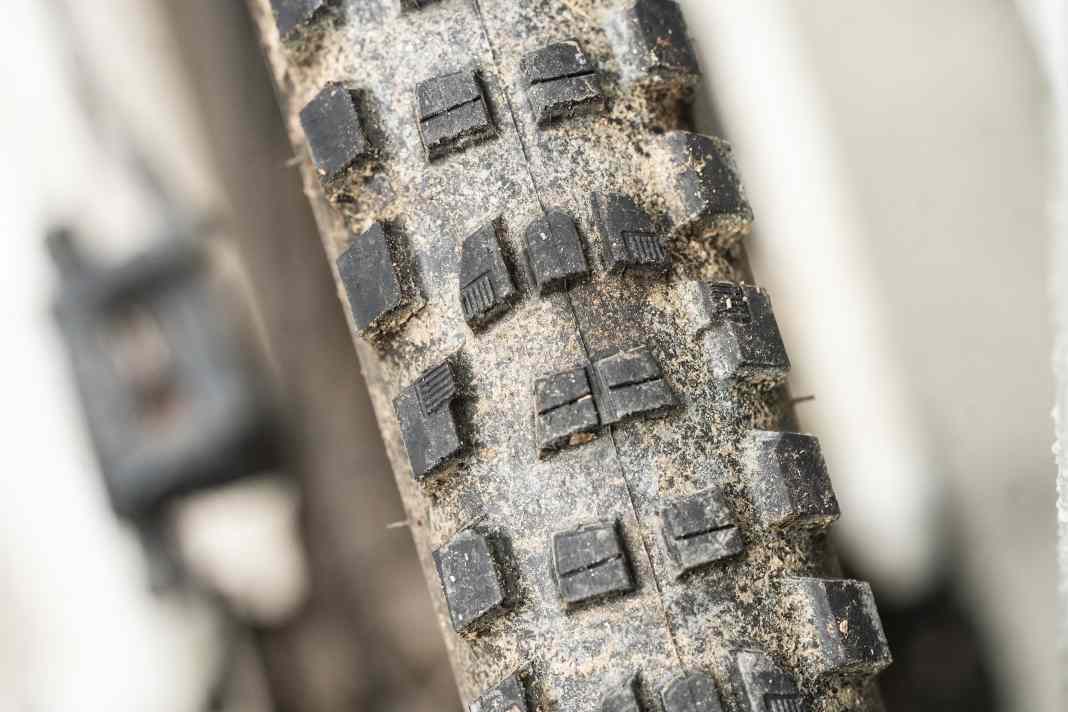 Specialized hat die Profilblöcke - analog zum Butcher - nicht nur aufgeblasen, sondern die Stollen auf der Lauffläche auch mit schärferen Kanten versehen. Das soll besonders beim Klettern und Bremsen für mehr Traktion sorgen.