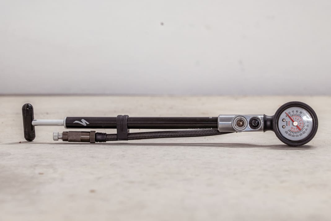 Shock pumps can also be sexy. But the Specialized is not only visually impressive
