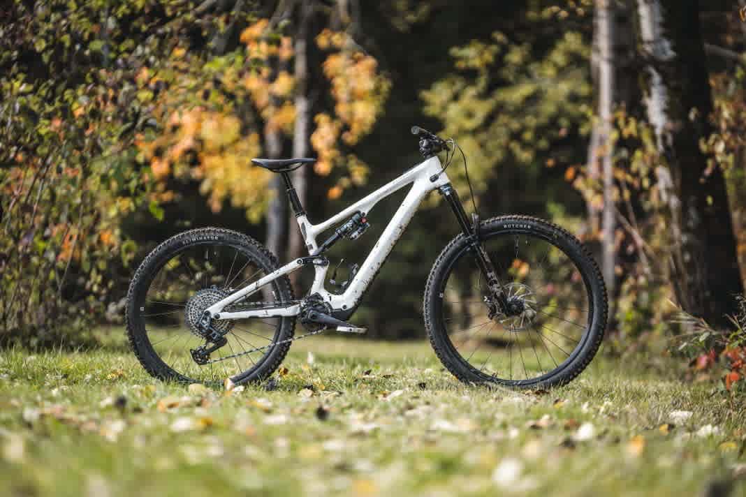 At 18.2 kilos, the Specialized Levo SL Expert is one of the lightest E-MTBs in its suspension travel class.