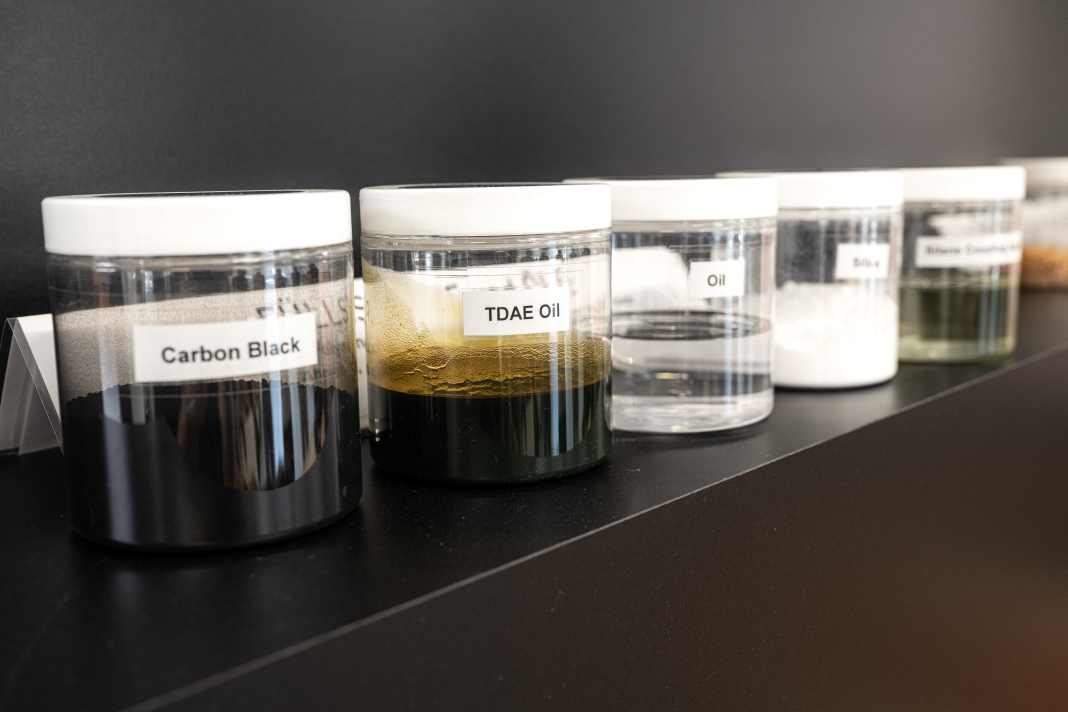 A tyre consists of many ingredients. The lion's share is made up of rubber. There are also fillers such as carbon black or silica. They also contain plasticisers, oils, vulcanising agents/accelerators and dyes.