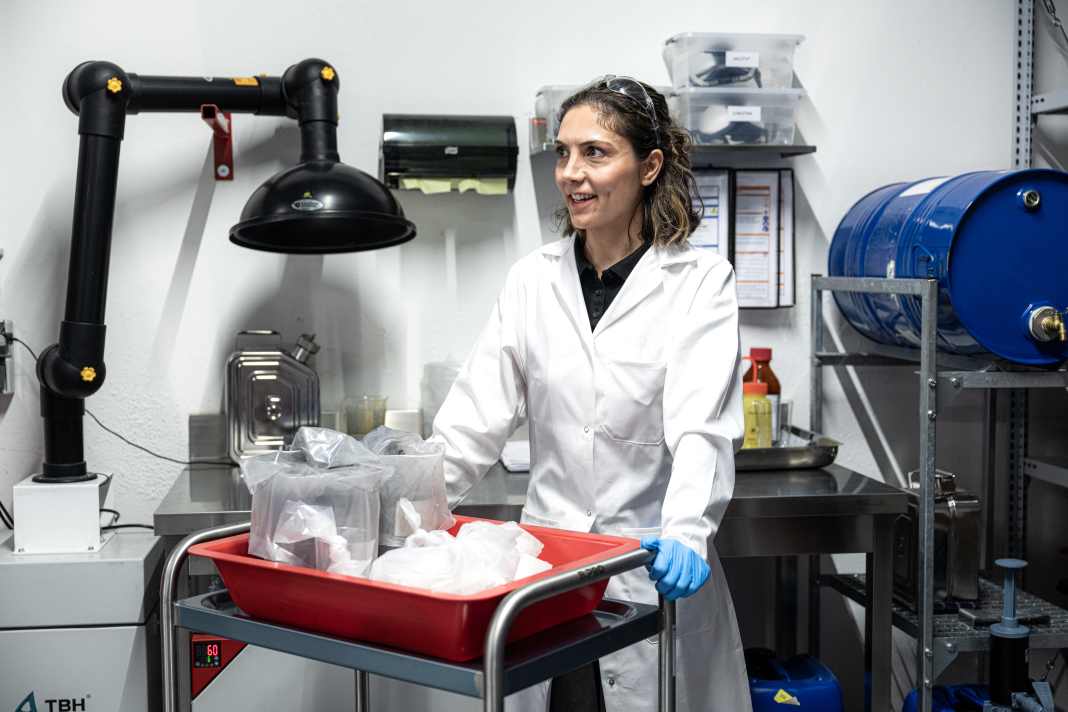 The pre-selected ingredients are carefully put together.