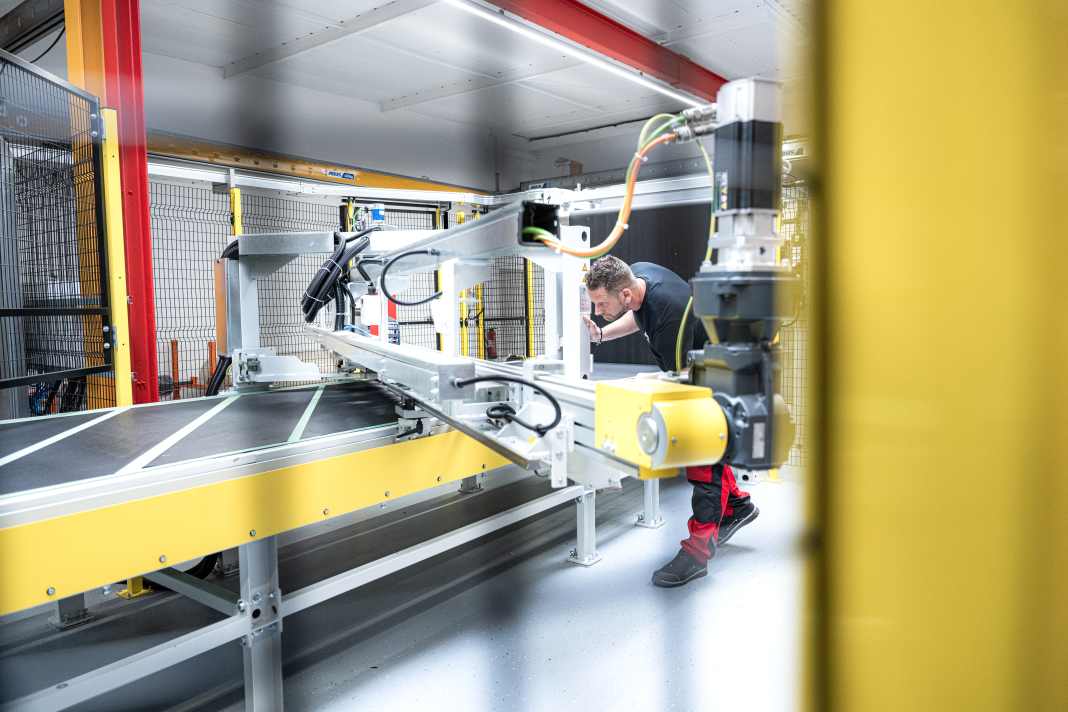 Auf dem Schneidetisch wird die Karkasse in Streifen geschnitten. Typischerweise in einem Winkel von 45 - 50 Grad. Bei Radialreifen ist der Winkel höher.