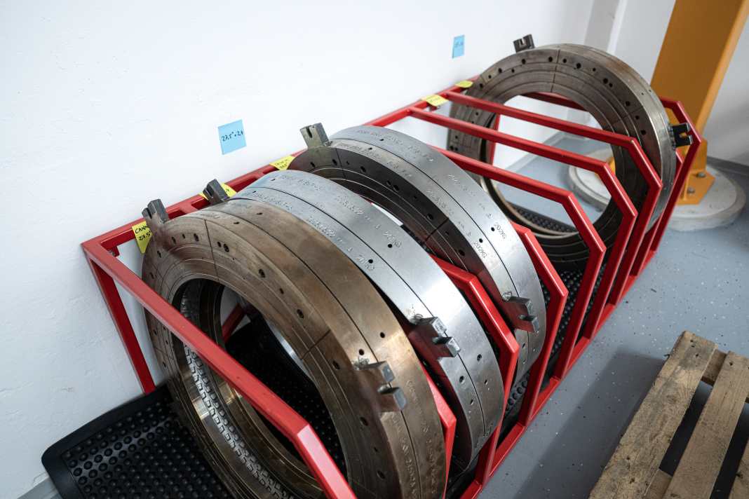 High pressures and high temperatures prevail in the heating press. The tyre moulds are therefore made of solid steel.