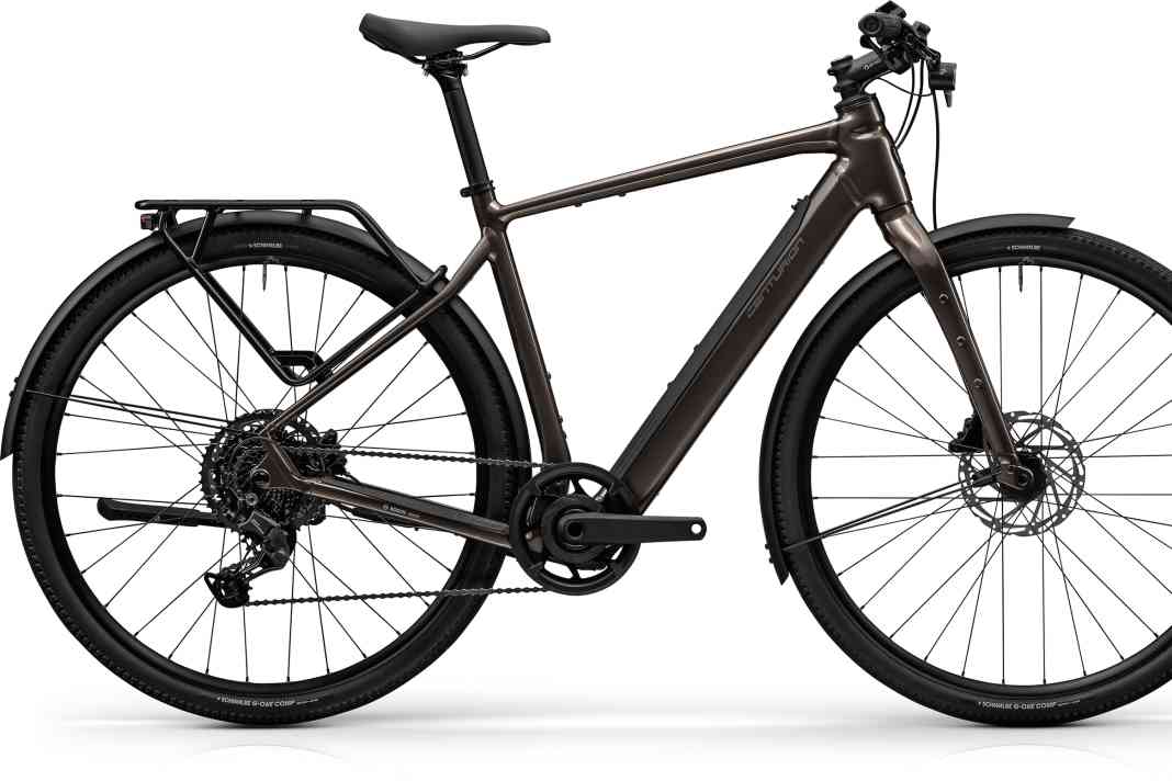 The CENTURION Speeddrive R600 D EQ brings the new Bosch Hub Line hub motor to urban cycling. It features a removable 360 Wh battery and comes fully equipped for everyday use straight from the factory. Available from February 2027, €2,499.