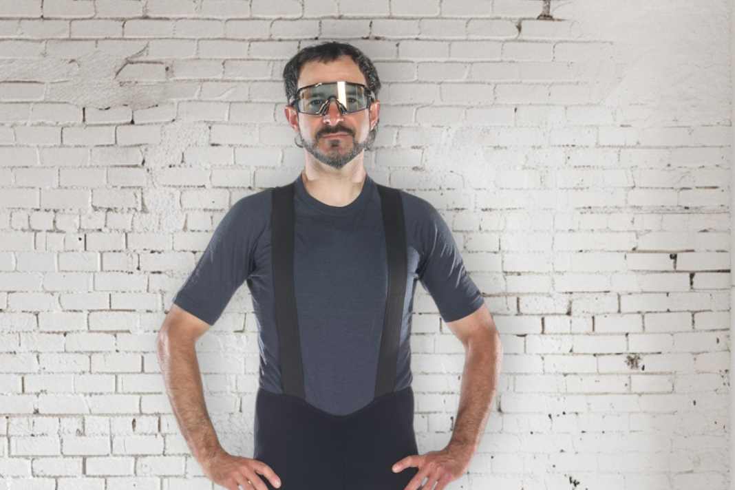 With the SQlab SQ-Short One12 R, the ergonomics experts have an extremely light and airy race bib short with a very special seat pad in their programme