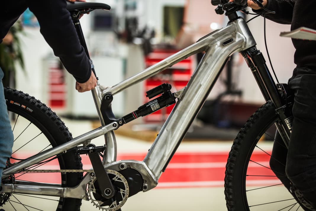 Dieser Prototyp von Nukeproof sieht dem Bike, das von der Briten schon 2022 in die EWS geschickt wurde, verdammt ähnlich. Die Kinematik ähnelt dem Nukeproof Megawatt.
