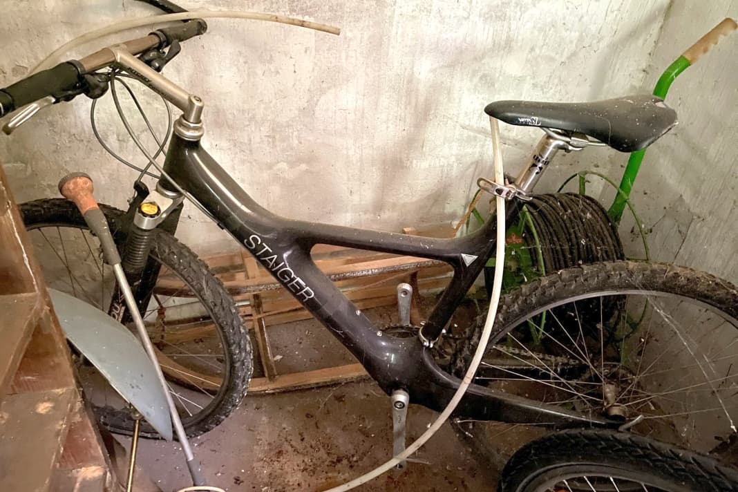 Einst technischer Meilenstein, jetzt verstaubte Kellerleiche: Bikes, wie dieses 1995er Staiger Black Arrow, stehen in vielen Kellern.
