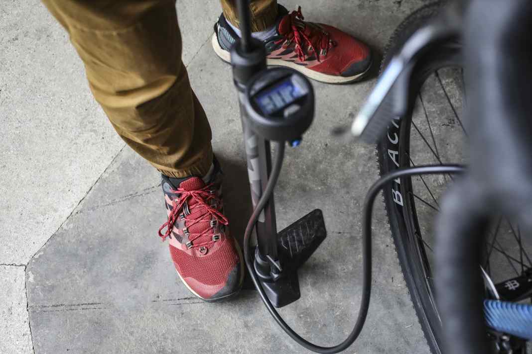 Eine Fahrradpumpe gehört in jede Garage. Schon für gut 10 Euro kann man seine Reifen mit Luft betanken. Meist lohnt es sich aber, etwas mehr Geld in die Hand zu nehmen.