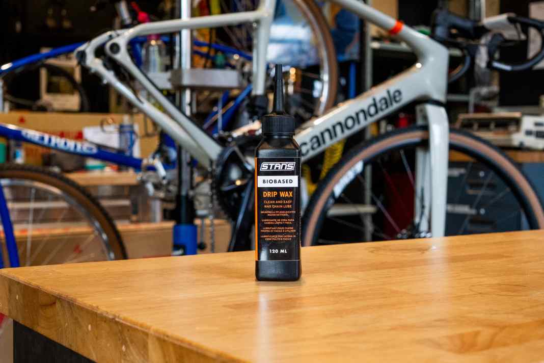 Die Tubeless-Experten von Stan’s wollen mit dem neuen Polar Drip Wax eine neue Ära bei Kettenwachsen einläuten und den Wachsprozess deutlich vereinfachen.