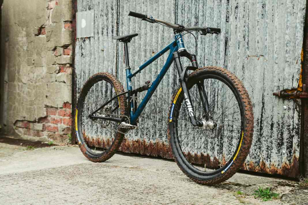 For enthusiasts, for tinkering, condition new... The new single-speed steel fully from Starling is called "Beady Little Eye" and is very special.
