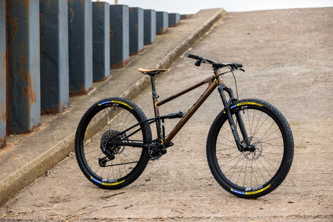 The Starling Murmur DownCountry Edition has what it takes to be one of the lightest steel fullys in the world.