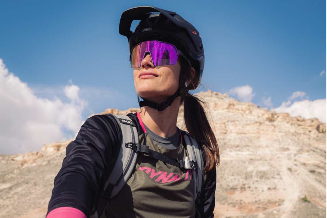 Bikebrillen sind praktisch - aber auch Fashion-Statement. Hier Profi-Bikerin Steffi Marth mit einem besonders großen Modell.
