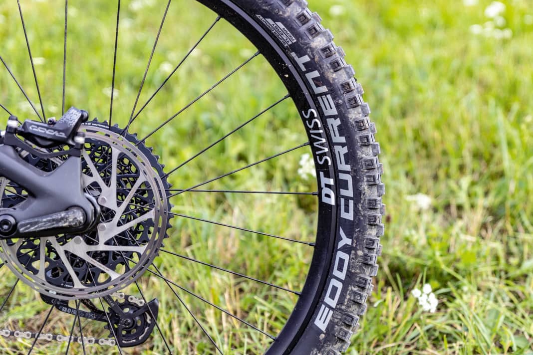 Reifen: Im AM-Bereich setzen die Hersteller überwiegend auf robuste Bereifung. Brachiale  Walzen wie Schwalbes Eddy Current (Bild) am Hinterrad des Stevens drücken aber übermäßig aufs Gewicht. Breite 2,6er-Schwalbe-Pneus am Vorderrad (Focus, Stevens, Simplon)  schmälern bei dynamischer  Fahrt die Lenkpräzision.