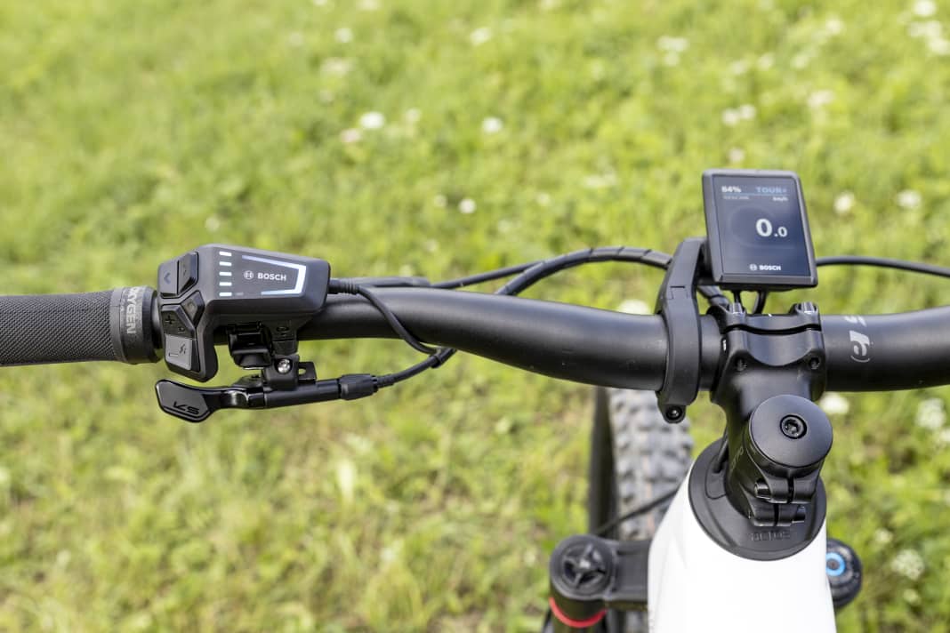 A particularly lavish solution: the Hanseatic company combines the Bosch LED remote on the handlebars with the Kiox 300 display.