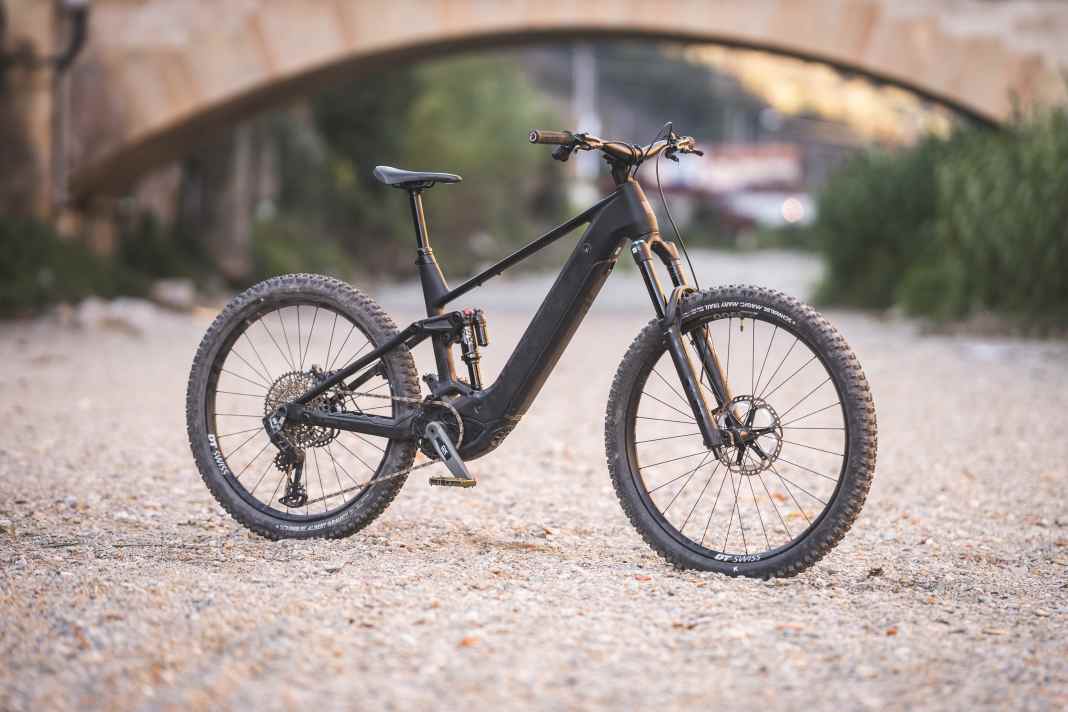 Das neue Stevens E-Inception tritt in große Fußstapfen. Ob das Bike dem Ruf des mehrfachen Testsiegers wieder gerecht werden kann?