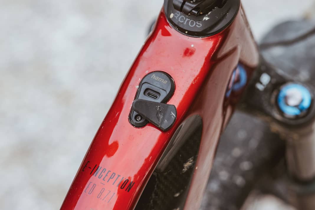 Mobile phones or GPS can be charged via the USB port. A gadget that is more useful on tour than in tough enduro use. 