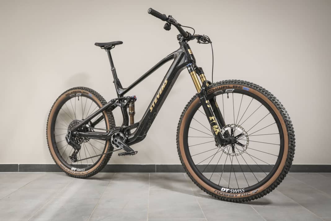 Für 2026 legt Stevens das E-Maverick mit neuem HPR 60 Motor neu auf.