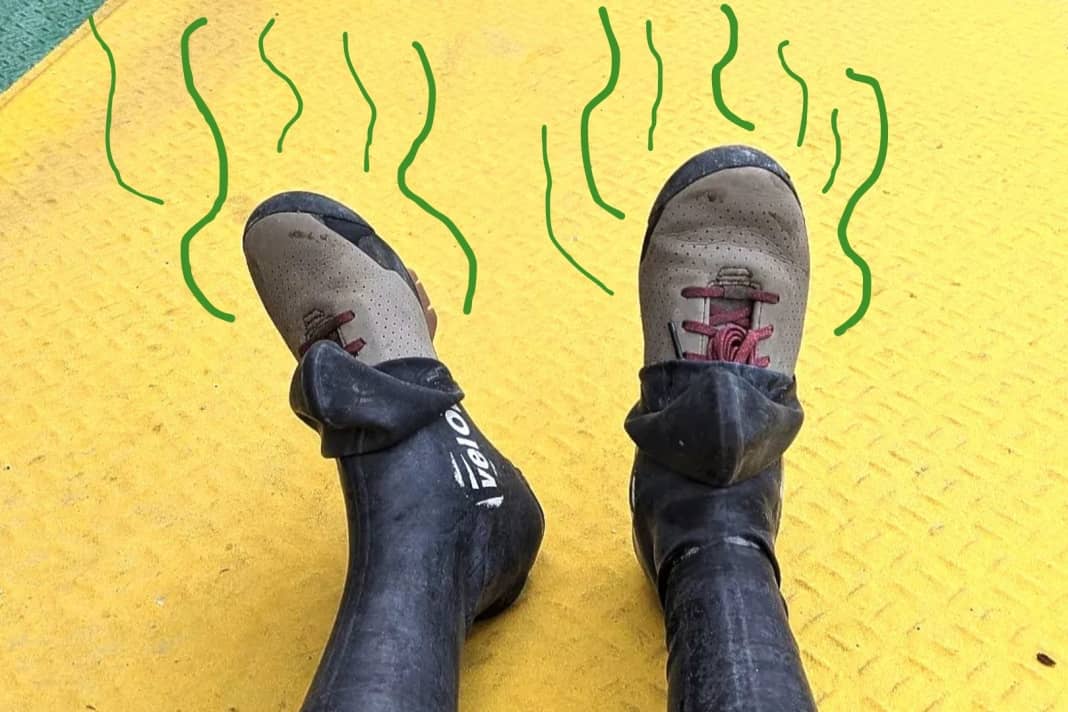 Stinkende Fahrradschuhe? Wir haben Life Hacks getestet, um stinkende Bikeschuhe wieder tragbar zu machen.