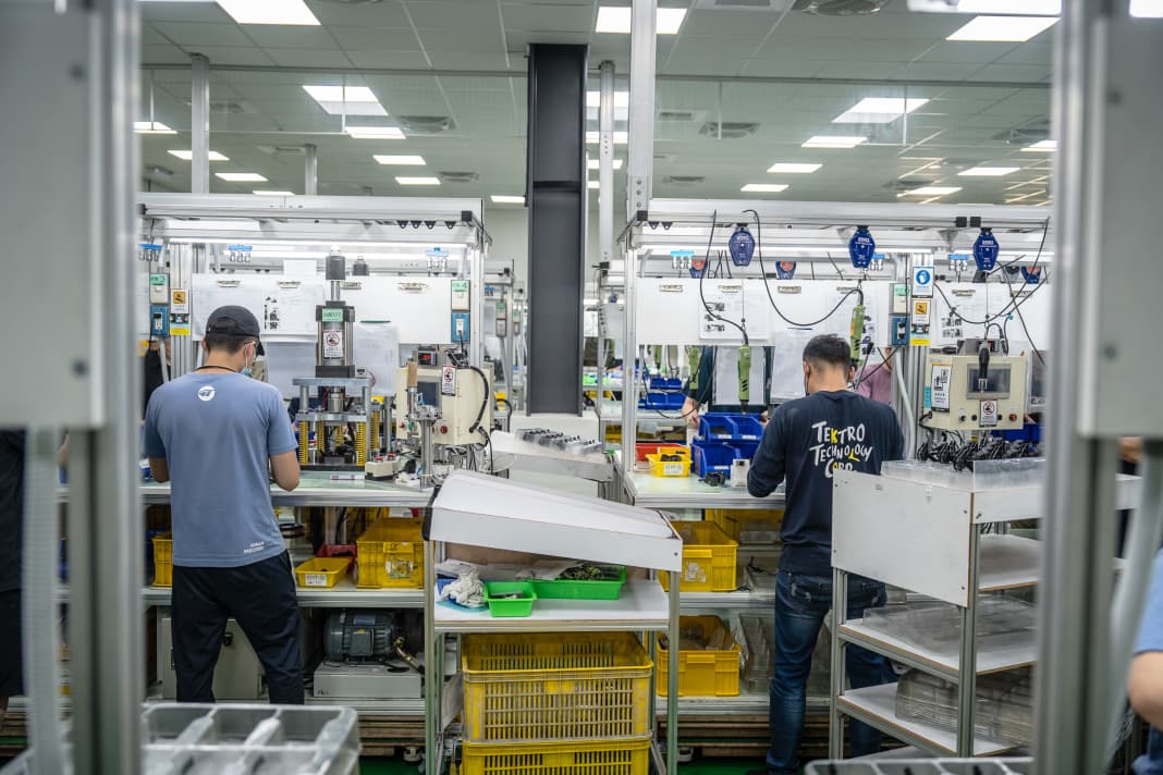 Even though many work steps at Tektro are carried out automatically by robots, assembly is firmly in the hands of the people at the factory.