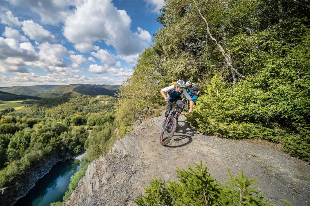 Marc Brodesser, Fahrtechniktrainer: „Das Sauerland ist die Schweiz Hessens und Nordrhein-Westfalens. Bis zum Gipfelkreuz kommen schnell mal 300 Höhenmeter zusammen. Aussicht und Hütten? Haben wir auch. Und die Abfahrten, die können ziemlich tricky sein.“