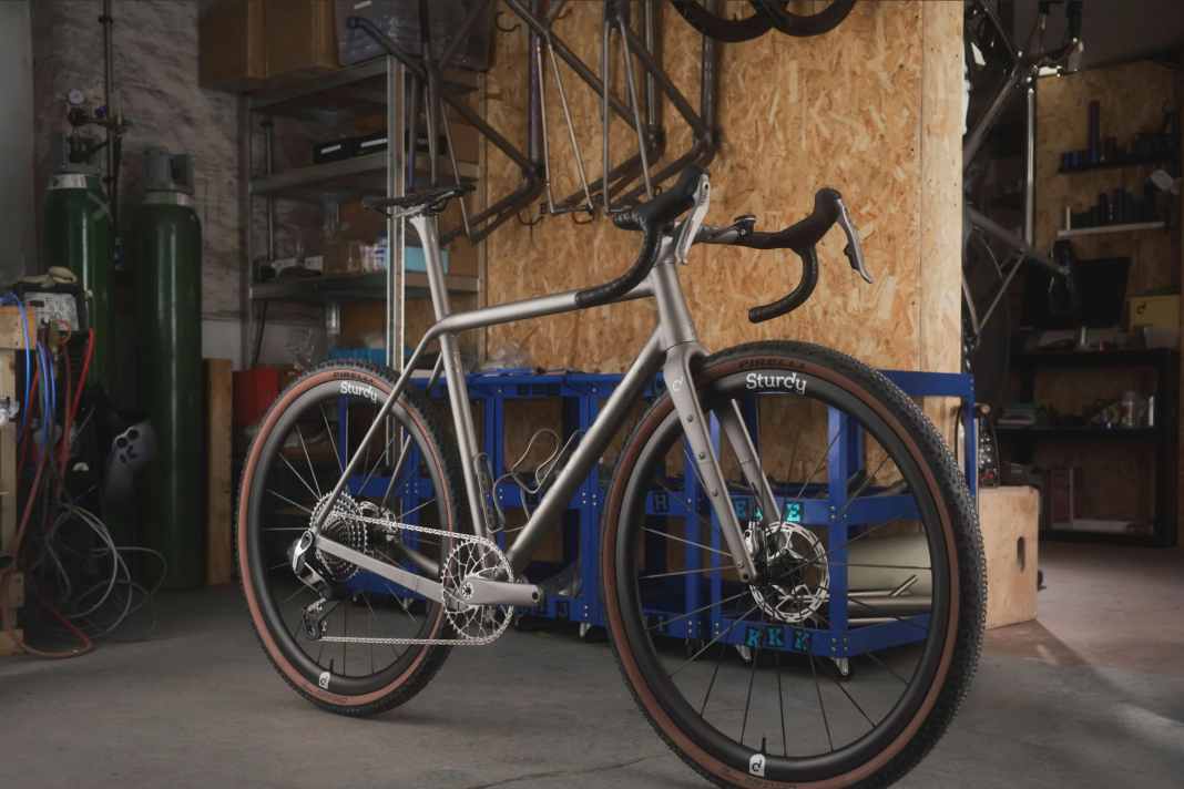 Am Sturd Cilla Gravelbike treffen 3D-Druckteile aus Titan auf einen edlen Custom-Rahmen aus Leichtmetall.