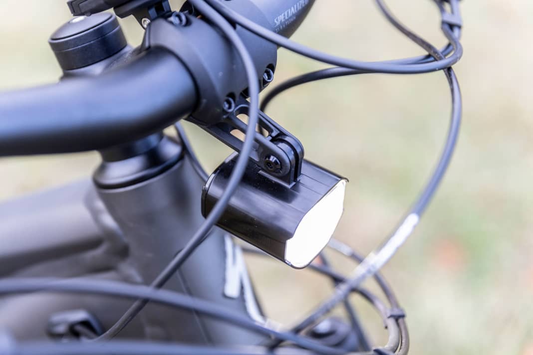 With 500 lumens, the Lezyne headlight offers very good light for commuting and everyday use. The only thing you have to do without is a dedicated high beam.